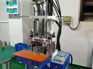 Stereoscopic molding machine
